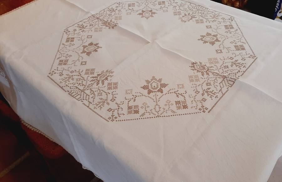 Pale pink embroidered tablecloth 130 x 130 cm - cotton