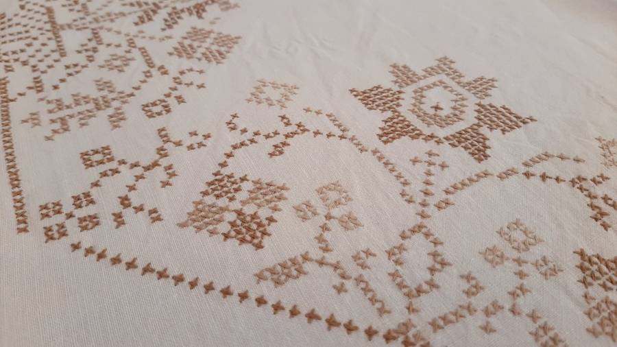 Pale pink embroidered tablecloth 130 x 130 cm - cotton