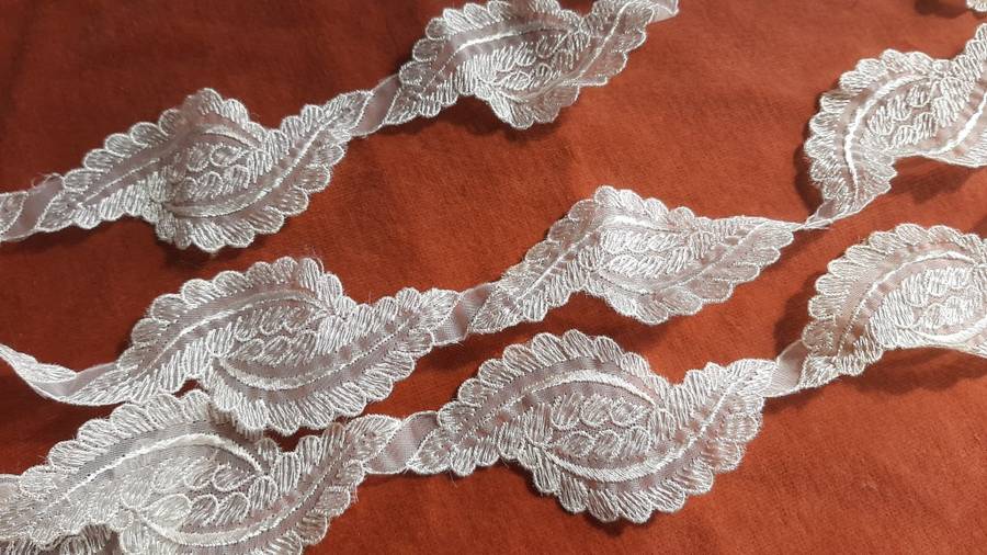 Synthetic lace - 150 cm long - 4cm wide - cream