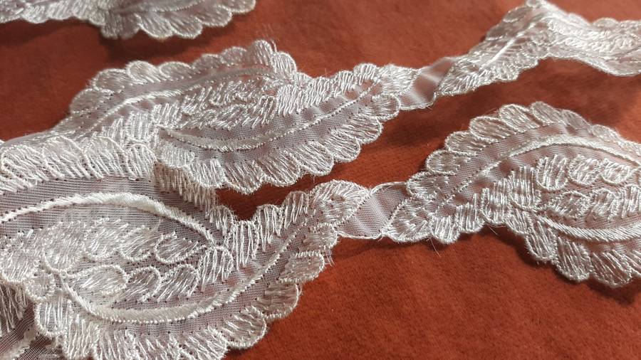 Synthetic lace - 150 cm long - 4cm wide - cream