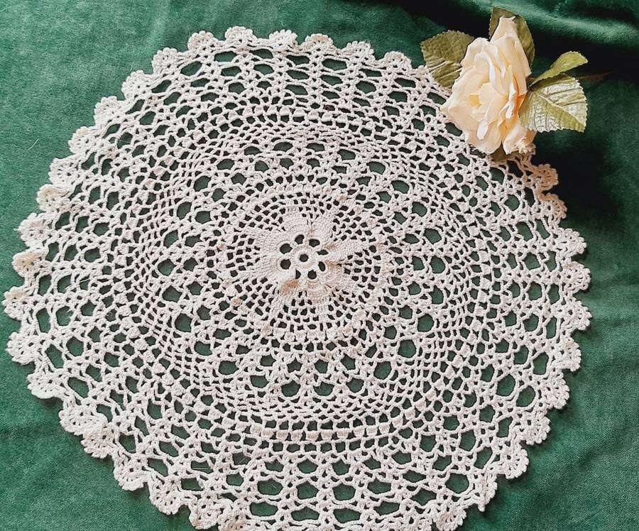 Round beige crochet doily/doilie -39cm