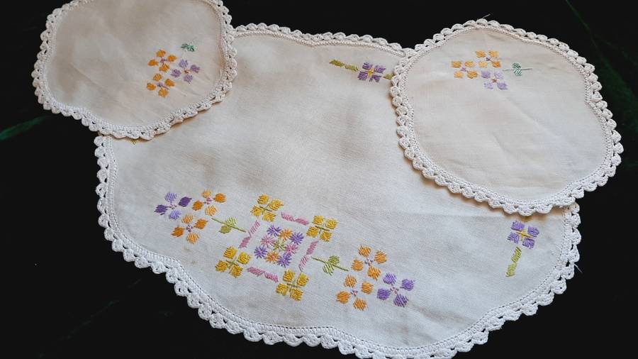 Vanity set of doilies embroidered with crochet edge 2 x 22cm and 1  x 43cm