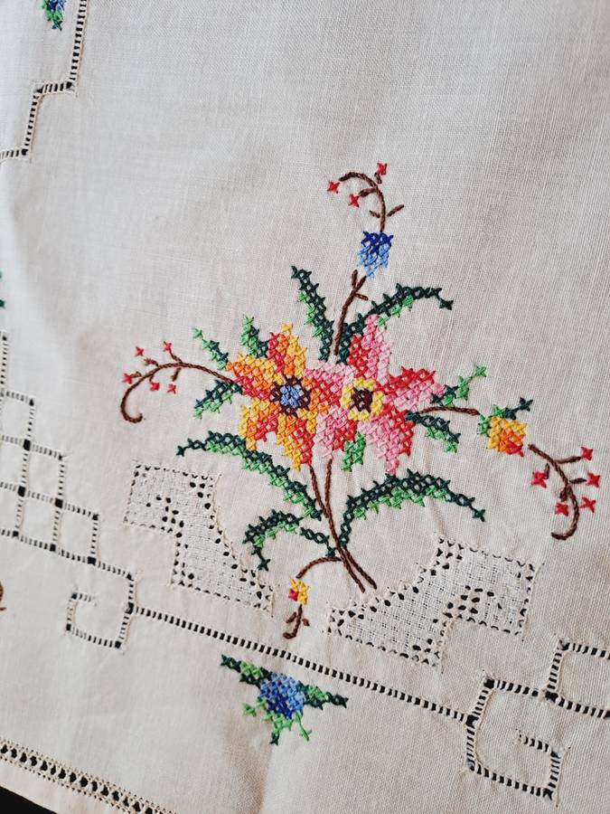 Embroidered tray cloth -cotton - cross stitch - 31 x 44cm