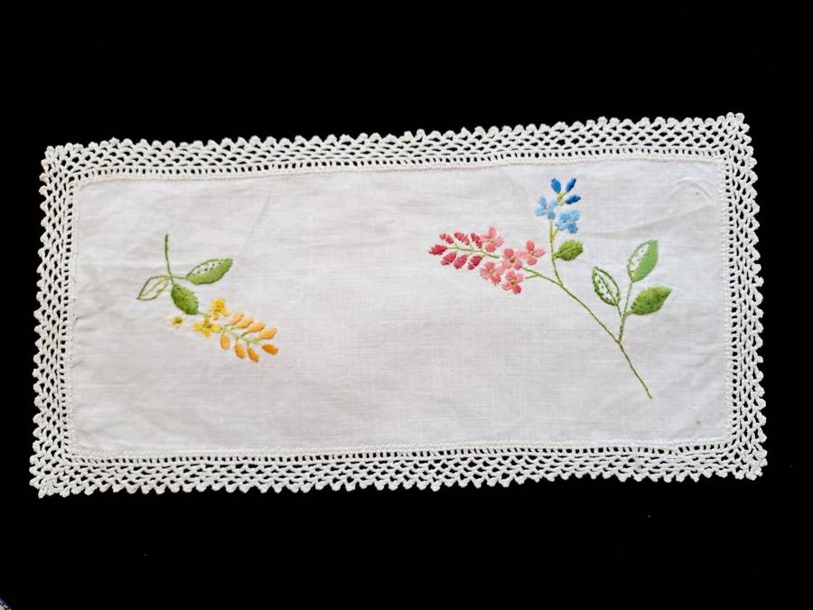 Small, rectangular, embroidered doily - 24 x 12cm