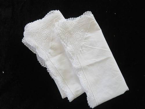 2  serviettes with crochet lace details