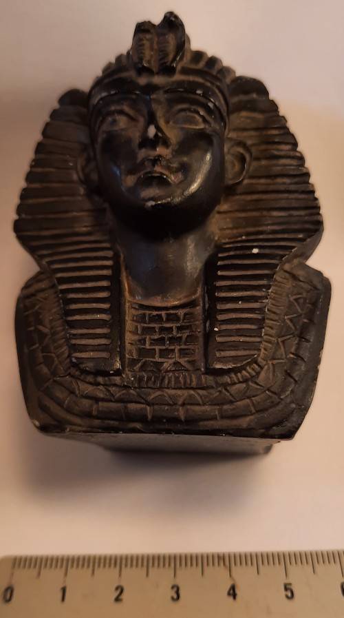 Small Tut Kamon  Bust Material unknown H 6.55 cm x 6 cm