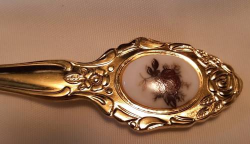 Cake server 24 karat Gold plated  Eetrite  rose decals  in box