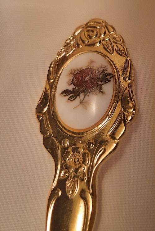 Cake server 24 karat Gold plated  Eetrite  rose decals  in box