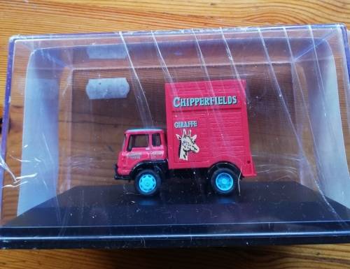CHIPPERFIELDS CIRCUS GIRAFFE TRANSPORTER - OXFORD 1:76
