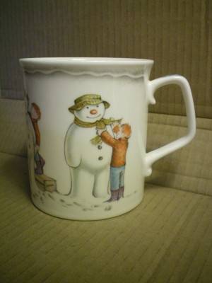 ROYAL DOULTON - THE SNOWMAN MUG - "BUILDING THE SNOWMAN'