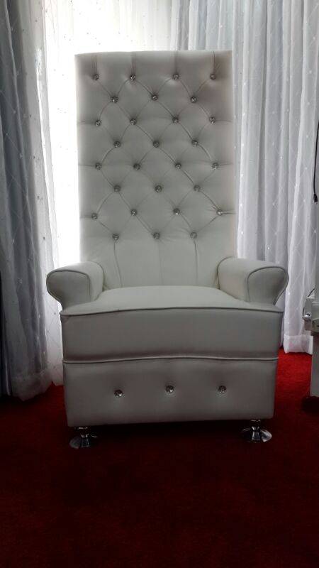 BRAND NEW ON BOB!!! LONGBACK STYLISH WHITE LEATHER CHAIR!!