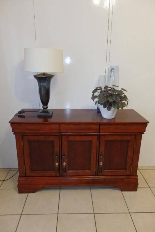 A SPECTACULAR SOLID WOOD (CHERRY?) THREE DOOR SIDE SERVER IN FANTASTIC CONDITION