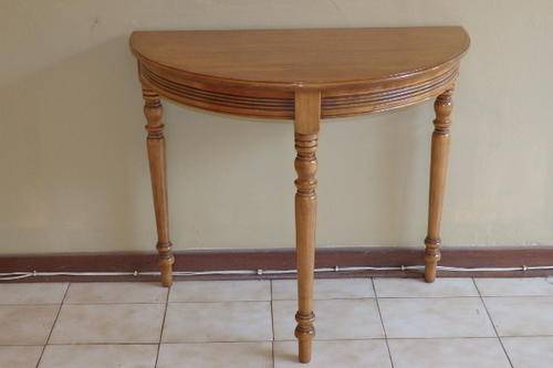 AN EXQUISITE WOODEN "HALF MOON" TABLE WITH AWESOME DETAILING - MAGNIFICENT FURNITURE!!