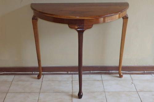 A FANTASTIC VINTAGE SOLID KIAAT "HALF MOON" TABLE IN FANTASTIC CONDITION
