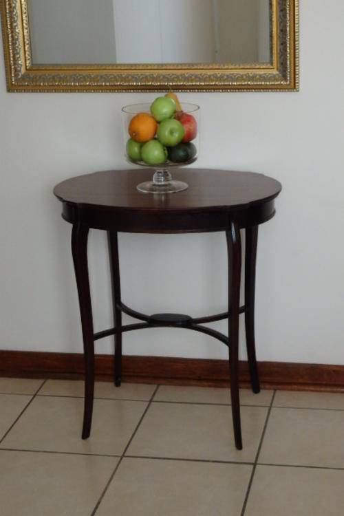 A BEAUTIFULLY MADE "STURDY" SOLID WOODEN OCCASIONAL TABLE WITH "FINE" INLAY DETAILING