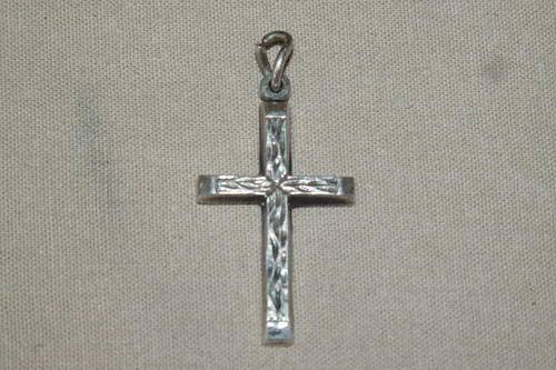A GORGEOUS VINTAGE STERLING SILVER (925) CROSS PENDANT WITH INTRICATE DETAILING