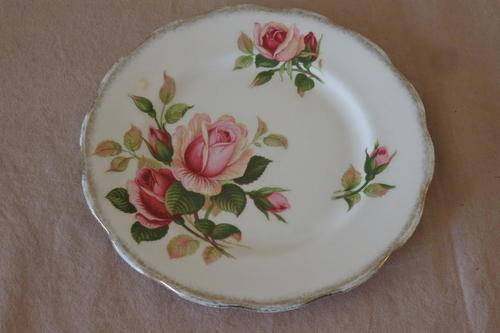 A BEAUTIFUL VINTAGE (1950's) ROYAL ALBERT "ANNIVERSARY ROSE" BONE CHINA COLLECTIBLE PLATE