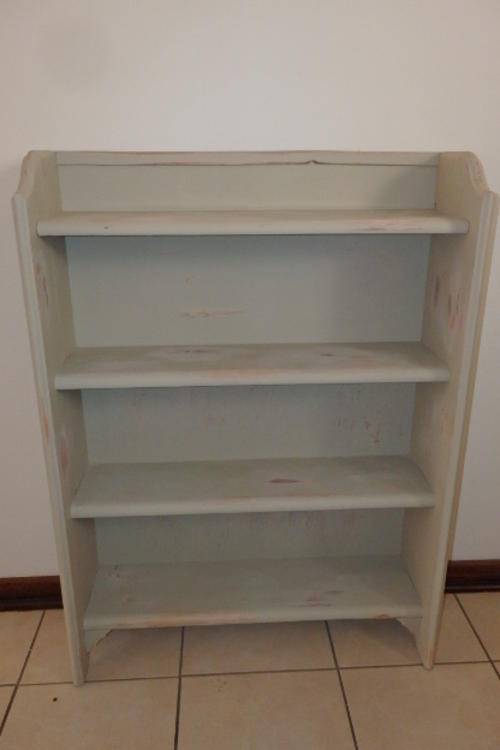 A STUNNING VINTAGE/ ANTIQUE? "SHABBY CHIC" BOOKCASE IN A SOFT GREEN WITH PINK UNDERTONES
