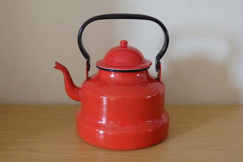 A FANTASTIC VINTAGE BLACK AND BRIGHT RED ELAMELWARE STOVETOP KETTLE