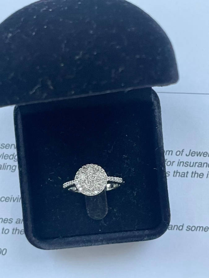 ladies NWJ Diamond Ring. Set with +- 1ct Diamonds, Set in 9ct white gold. With Certificate
