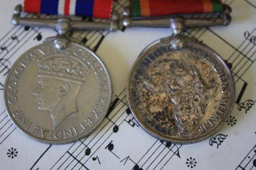 Original Africa Service Medal  & War Medal 1939-45 - The allied service medal for World War II