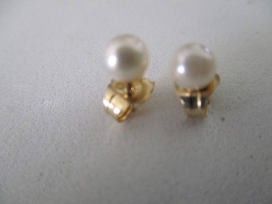 14ct Yellow Gold and Genuine Cultured Pearls Earrings