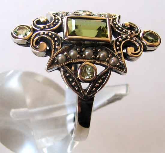 Lovely antique- design- Sterling Silver 925 - Genuine Peridot and Seed Pearls Ring