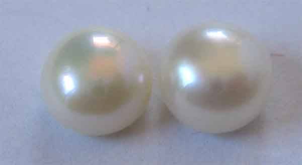 2 Pieces  6.00 mm cultured  pearls T.W. 3.03  ct