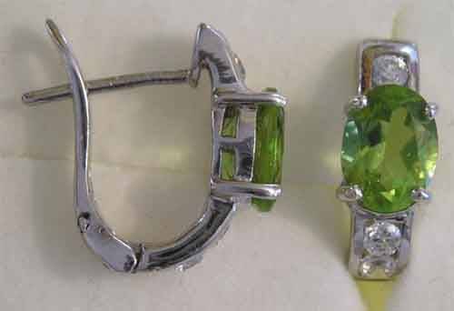 Glorious a Pair of Silver Peridot Earrings