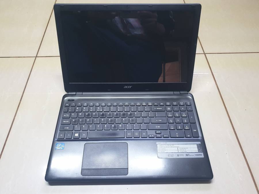 Broken. Use for parts. Acer Aspire E-570 i3-3217U