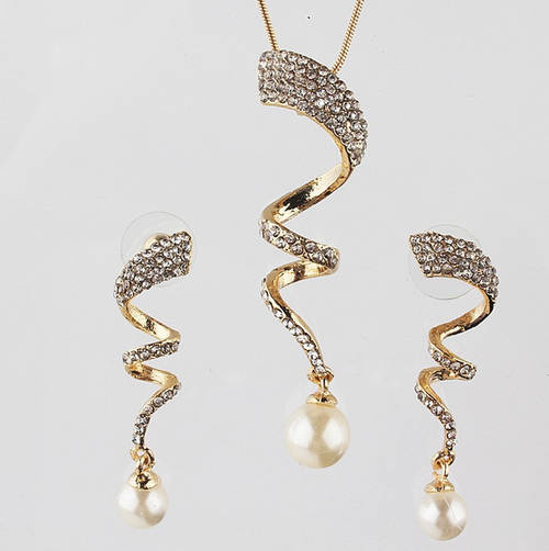 Yellow Gold Earring and Necklace Set.