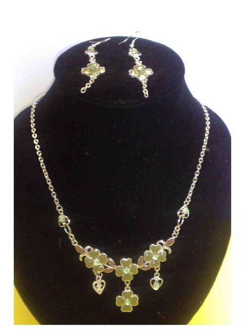CRAZZZY R1 AUCTION- STUNNING GREEN CLOVER NECKLACE AND EARRING SET