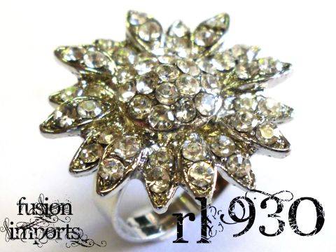 CRAZZZY R1 AUCTION - STUNNING  DIAMANTE RING - ADJUSTABLE SIZE