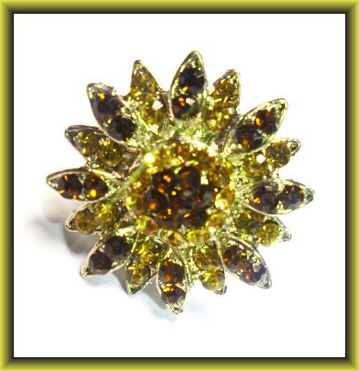 CRAZZZY R1 AUCTION - STUNNING  DIAMANTE RING - ADJUSTABLE SIZE
