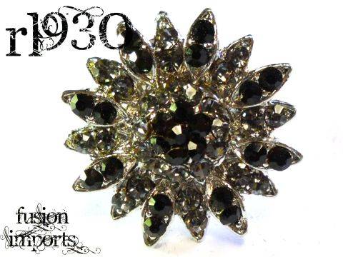 CRAZZZY R1 AUCTION - STUNNING DIAMANTE RING - ADJUSTABLE SIZE