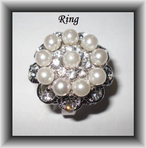 CRAZZZY R1 AUCTION - STUNNING DIAMANTE & PEARLBEAD RING - ADJUSTABLE SIZE