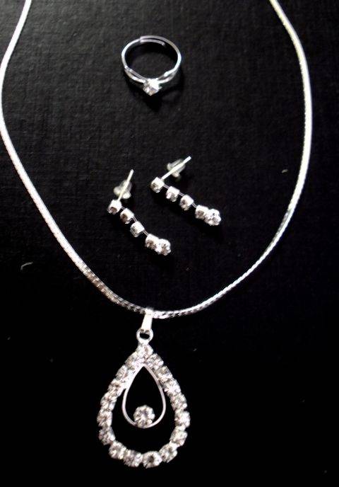 DIAMANTE NECKLACE, EARRINGS & RING JEWELLERY SET