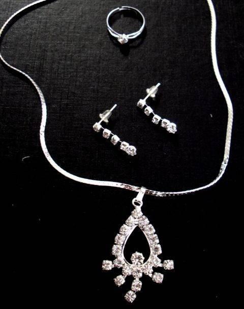 DIAMANTE NECKLACE, EARRINGS & RING JEWELLERY SET