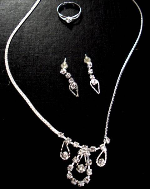 DIAMANTE NECKLACE, EARRINGS & RING JEWELLERY SET