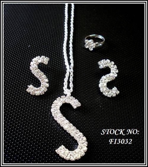 CRAZZZY R1 AUCTION - LOVELY DIAMANTE SET - NECKLACE, EARRINGS & RING