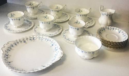 FLAWLESS 21 Pc SET OF ROYAL ALBERT!! MEMORY LANE!! INCREDIBLE! FINE BONE CHINA!!