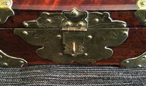 STUNNING VINTAGE SOLID WOOD JELEWRY BOX WITH BRASS DETAILING!!