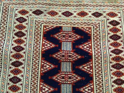 TIGHTLY KNOTTED GENUINE PERSIAN RUG! 1220mm - 890MM