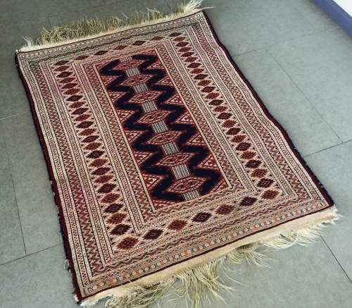 TIGHTLY KNOTTED GENUINE PERSIAN RUG! 1220mm - 890MM