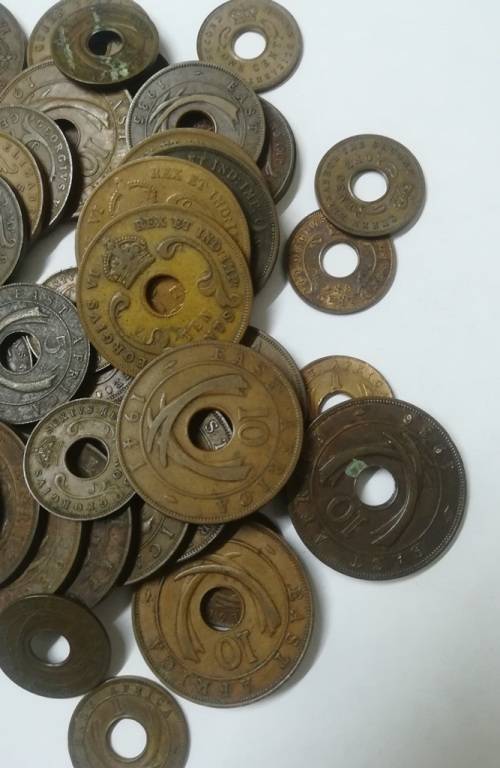 42 x East Africa coins... 1 , 5 , 10 cents... As a lot