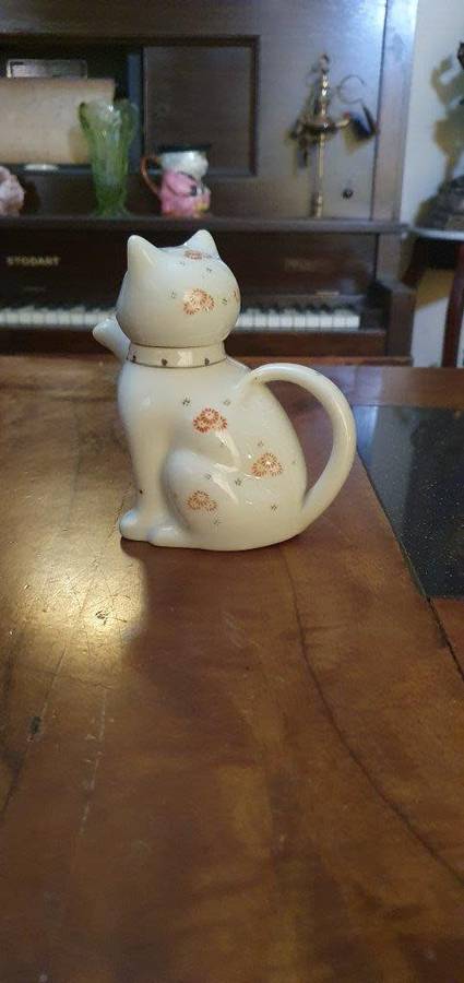 *Stunning Porcelain Cat Motif Tea Pot*
