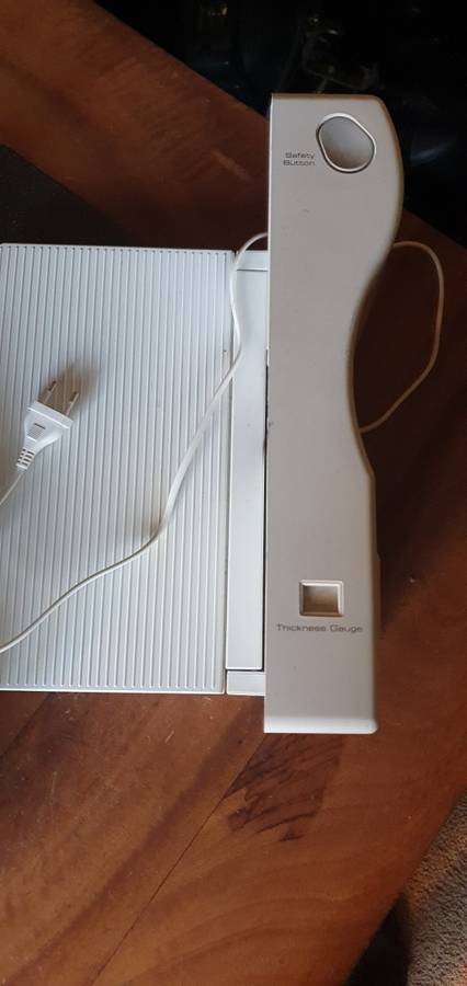 Beautiful All White Salton Electric Slicer