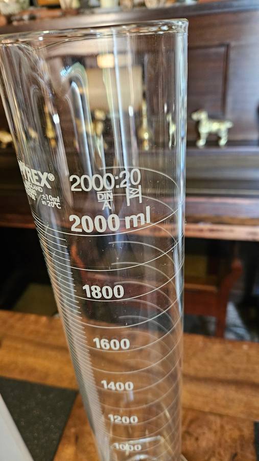 Tall Glass & Plastic Beakers