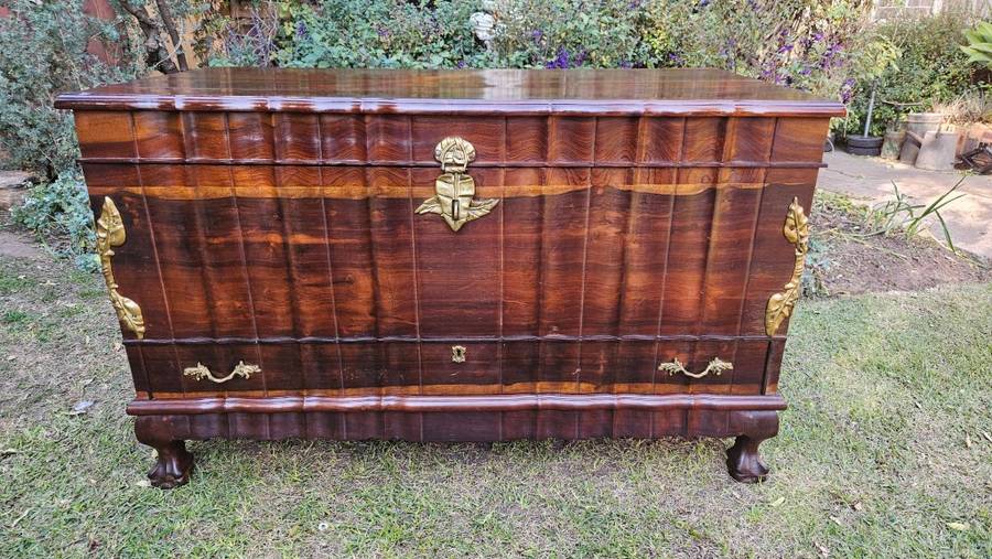 Imbuia Ball & Claw Linen Kist