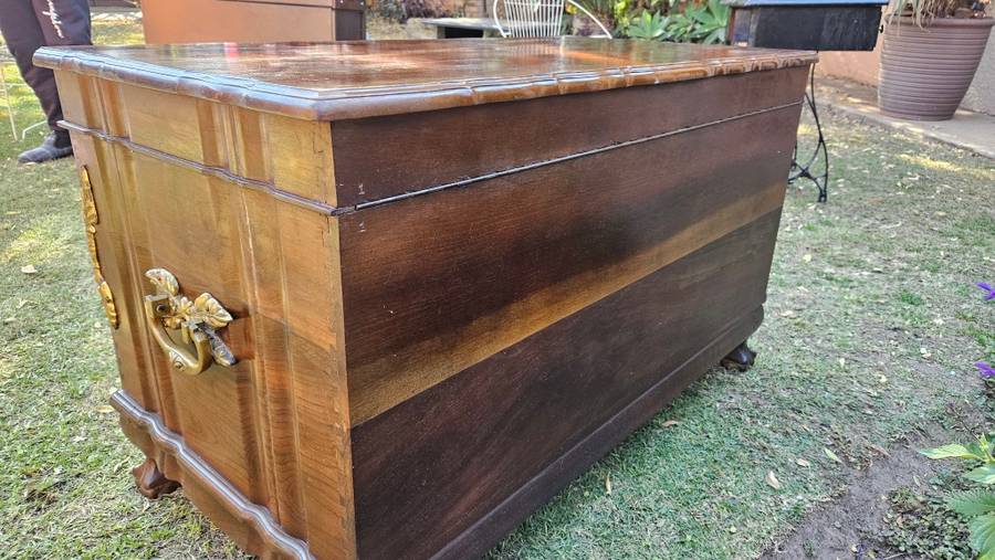 Imbuia Ball & Claw Linen Kist